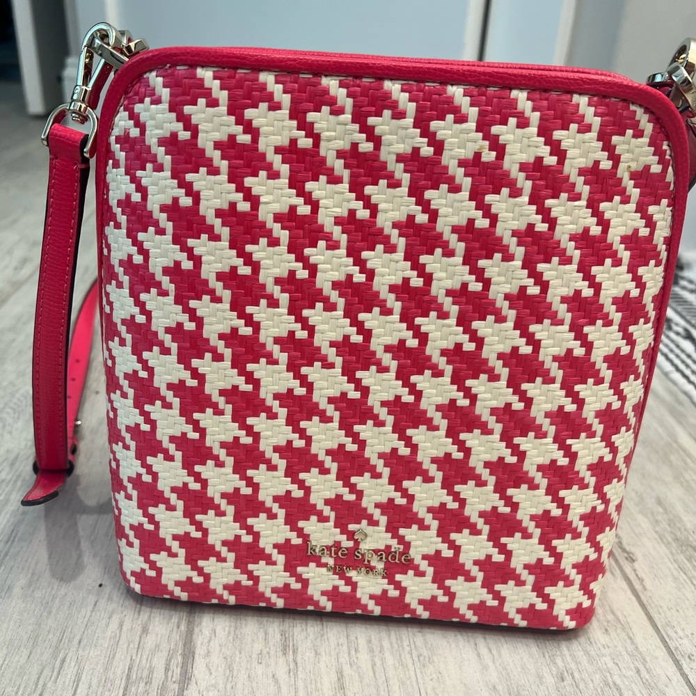 KATE SPADE
New York "Darcy" PINK WOVEN
HOUNDSTOOTH SMALL BUCKET BAG